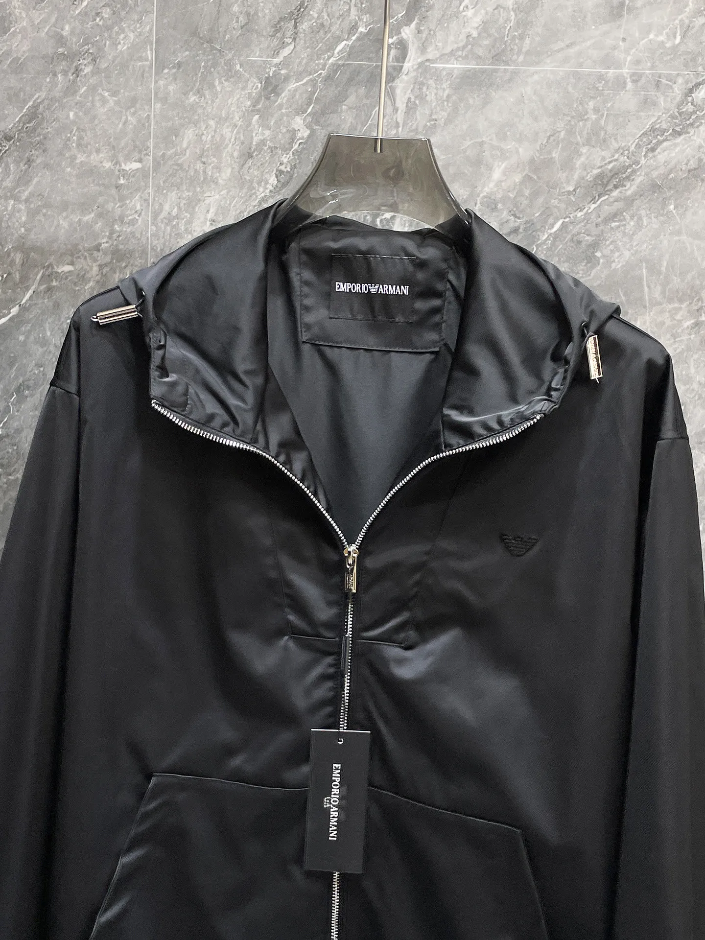 Armani official website Same Style, complete with three labels, on sale in advance. 2026 Autumn and Winter New Arrival men's jacket, Original with complete three labels, Premium version. Custom-made fabrics at the counter. Breathable, high comfort, impeccable details, brand element design concept, reflecting high quality. It feels delicate and soft, presents a casual cut, and has a great upper body shape. Sizes: M～3XL